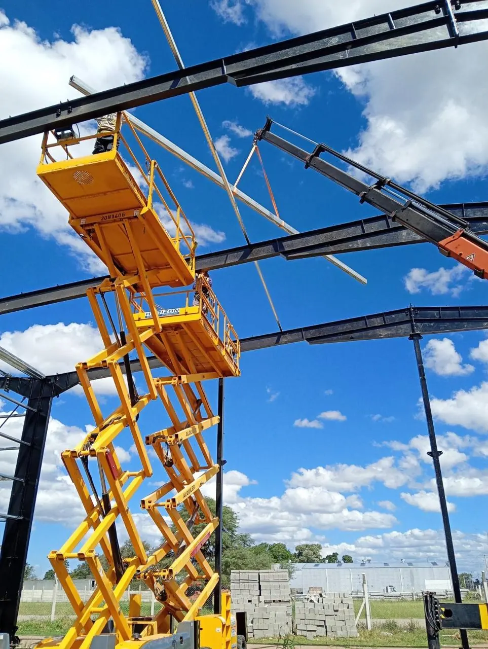 Montaje de estructura con plataforma elevadora y camión grúa