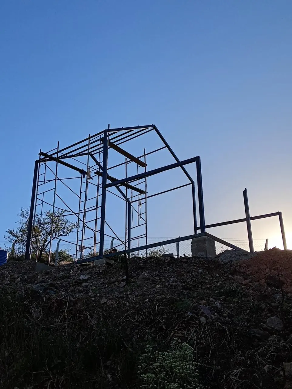 Estructura de vivienda al atardecer
