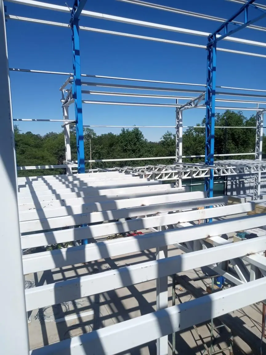 Estructura reticulada pintada en azul y blanco