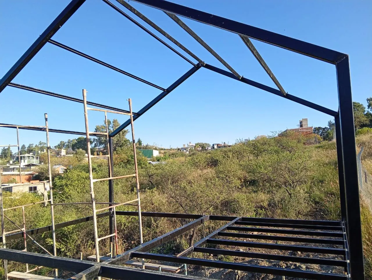 Estructura metálica en montaje contra el cielo