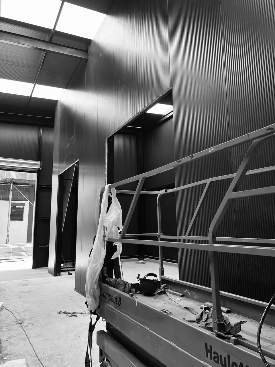 Interior con paneles oscuros y plataforma elevadora
