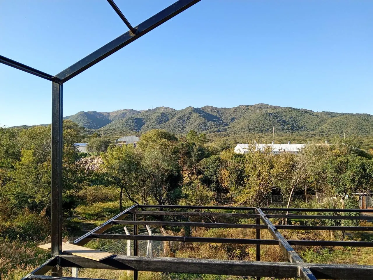 Estructura metálica con vista a las sierras