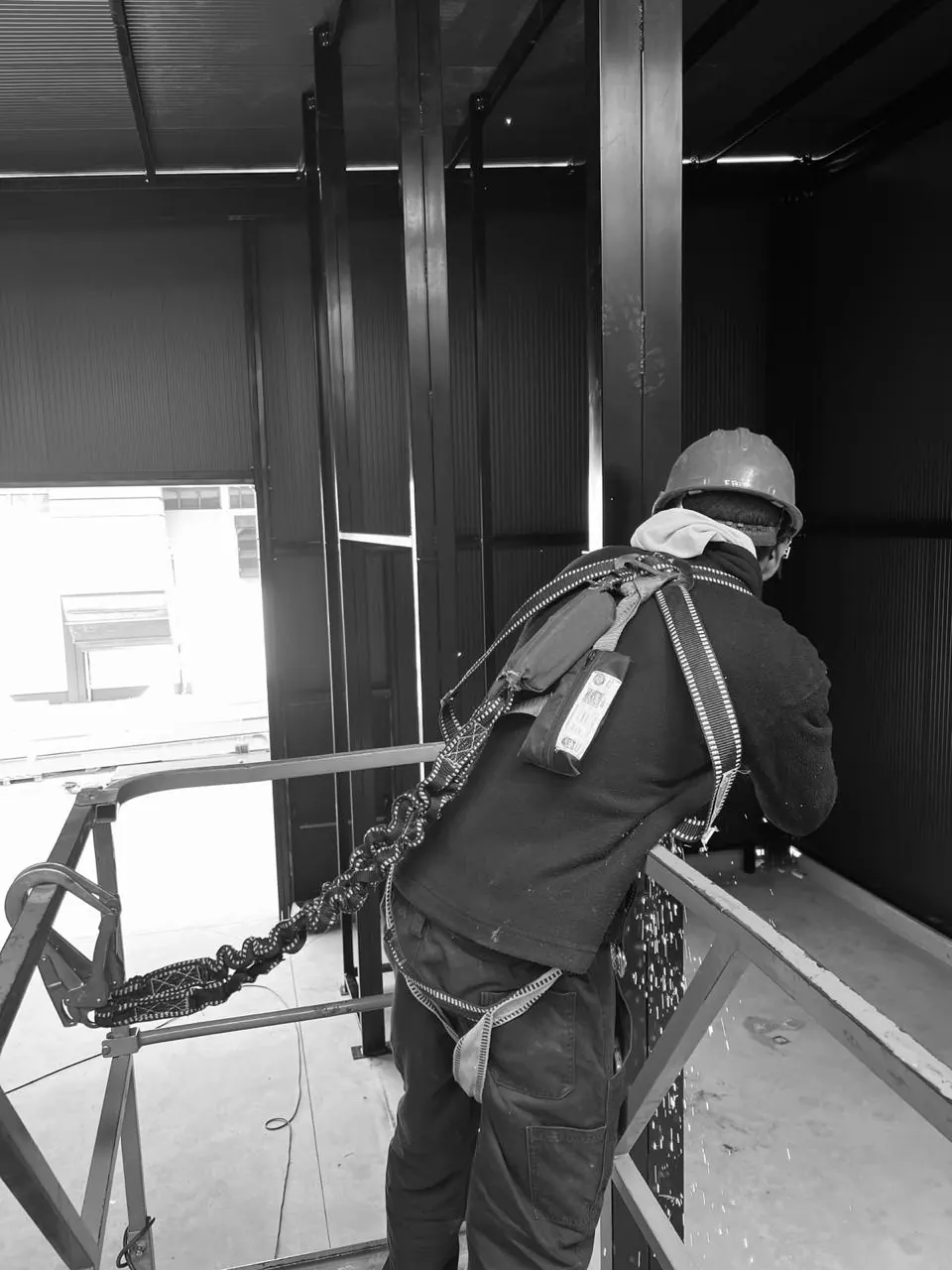 Operario en altura trabajando con protección